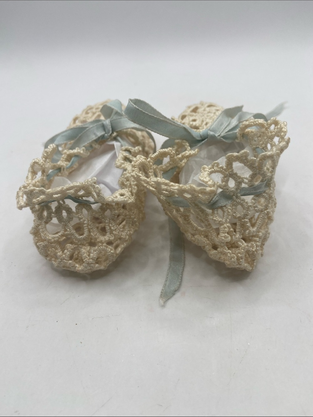 Vintage Handmade Crocheted Tatted Lace Baby Booties Cream/Ivory With Blue Ribbon - Picture 4 of 7